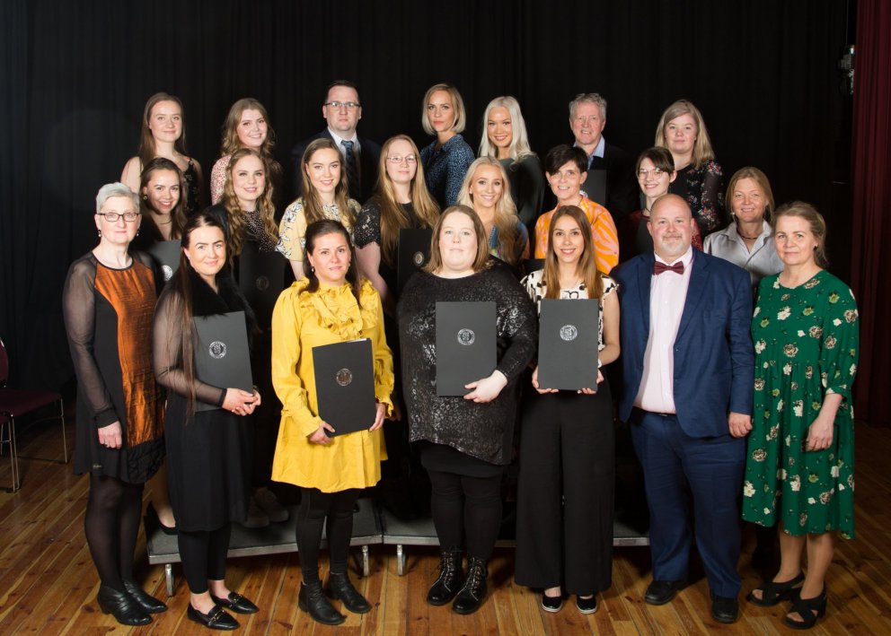 Brautskráningarnemendur ásamt rektor, deildarstjórum og staðgenglum þeirra.  Mynd: Gunnhildur Gíslad…