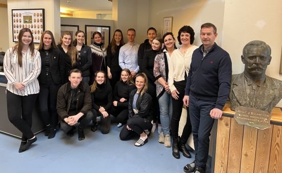 Nemendahópurinn ásamt hluta af kennurunum sem komu að BS-námskeiðinu.
Talið efri röð frá vinstri Te…