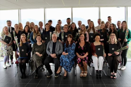 Brautskráningarhópurinn ásamt rektor og deildarstjórum.                                             …