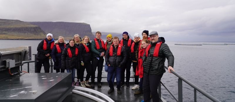 Fiskeldisnemar ásamt starfsfólki fiskeldisdeildar á fóðurpramma Arctic fish á Patreksfirði