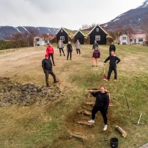 Nemendur og kennari við göngustígagerð fyrir framan Nýjabæ.