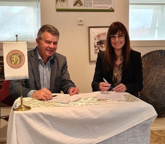 Gunnar Þorgeirsson og Hólmfríður Sveinsdóttir við undirritun samningsins.