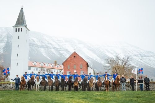 Brautskráningarhópurinn ásamt kennurnum og deildarstjóra.                                           …