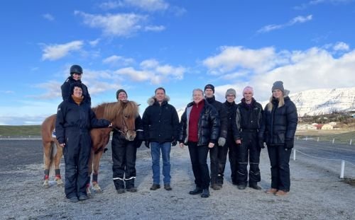 Rannsóknarhópurinn á Hólum október 2022. Frá vinstri Guðrún J. Stefánsdóttir, 
hesturinn Demantur f…