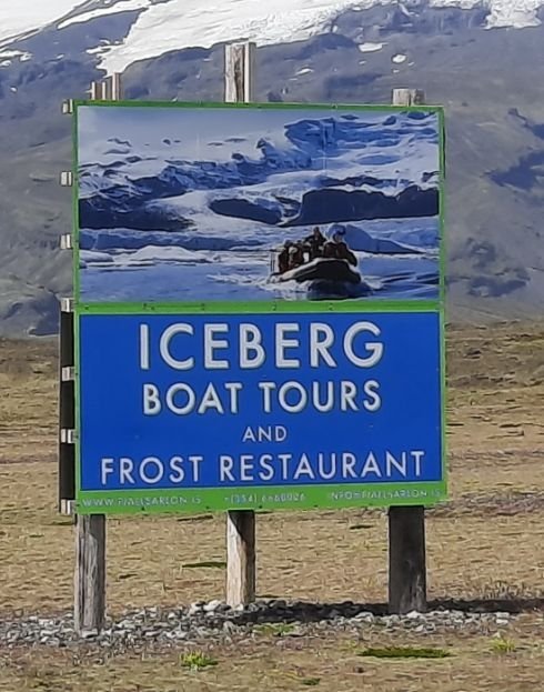 Dæmi um skilti hjá íslenskum ferðaþjónustuaðilum.                                                   …