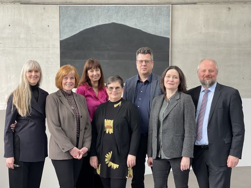 Mynd tekin á stofnfundi Rannsóknaseturs skapandi greina f.h.: Fríða Björk Ingvarsdóttir rektor Lista…