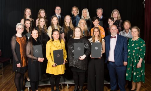 Brautskráningarnemendur ásamt rektor, deildarstjórum og staðgenglum þeirra.  Mynd: Gunnhildur Gíslad…