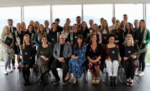 Brautskráningarhópurinn ásamt rektor og deildarstjórum.                                             …