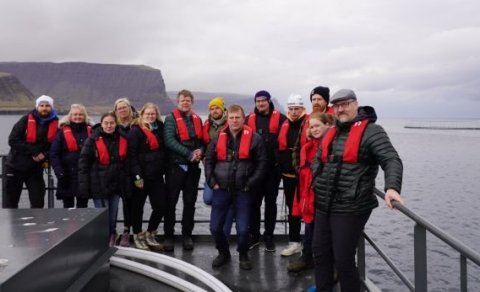 Fiskeldisnemar ásamt starfsfólki fiskeldisdeildar á fóðurpramma Arctic fish á Patreksfirði
