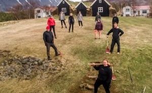 Nemendur og kennari við göngustígagerð fyrir framan Nýjabæ.