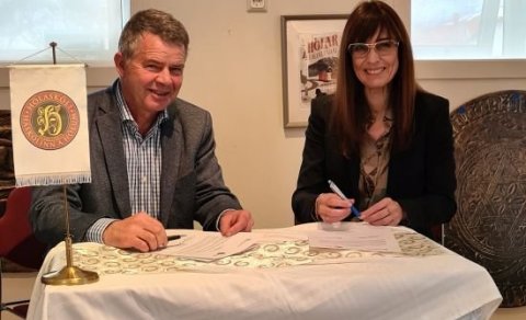 Gunnar Þorgeirsson og Hólmfríður Sveinsdóttir við undirritun samningsins.