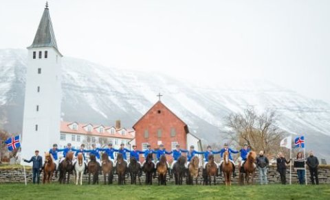 Brautskráningarhópurinn ásamt kennurnum og deildarstjóra.                                           …