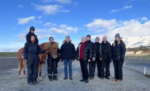 Rannsóknarhópurinn á Hólum október 2022. Frá vinstri Guðrún J. Stefánsdóttir, 
hesturinn Demantur f…