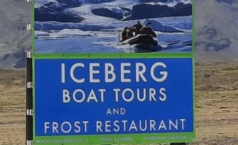 Dæmi um skilti hjá íslenskum ferðaþjónustuaðilum.                                                   …